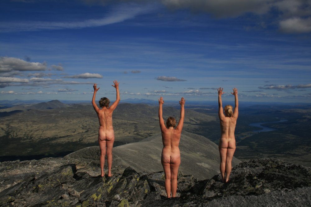 toppløs på fjellet bilder av jenter toppløs på fjellet bilder av jenter
