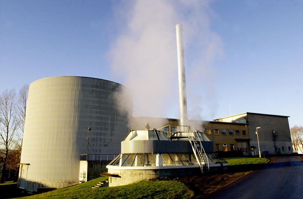 <p>REKATORTÅRN: Ved Institutt for Energiteknikk (IFE) på Kjeller i Akershus har en reaktor med to kjøletårn</p>
