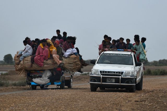 Folk evakuerar från kuststaden Golarchi i södra Pakistan.