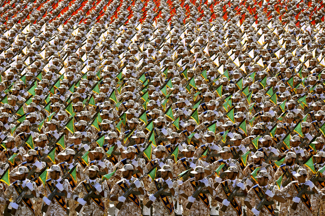 Medlemmar av IRGC under en militärparad 2014