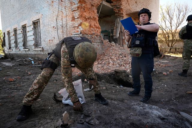 Utredare studerar förödelsen i Charkiv efter en attack i tisdags.