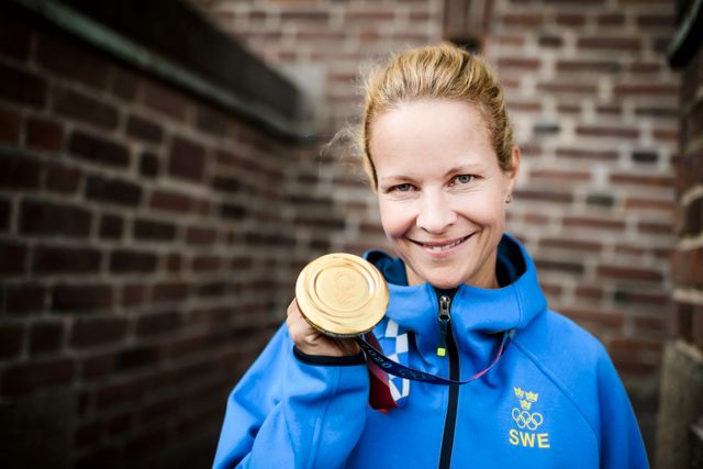 Ryttaren Malin Baryard Johnsson med OS-guldet i Tokyo 2021. Nu är hon en av sex idrottare som förlänas kungens medalj för förtjänster i svensk idrott. Arkivbild.