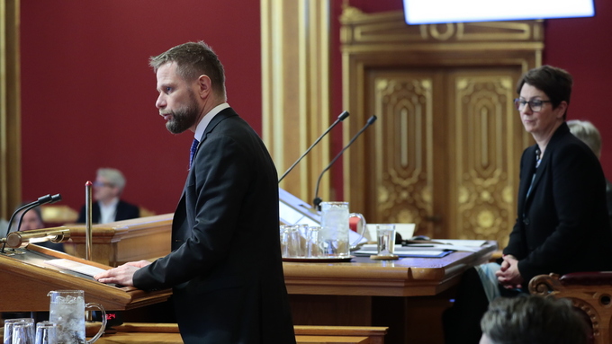 Helseminister Bent Høie (H) på plass i Stortinget for å informere om koronasmitte-situasjonen tirsdag formiddag.