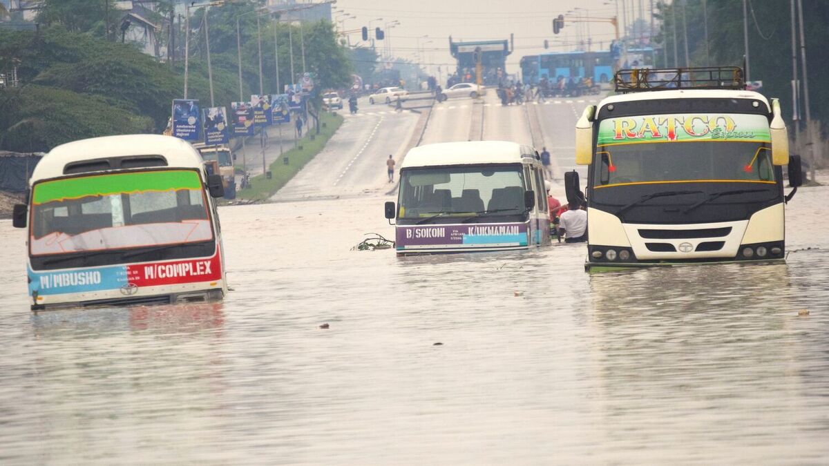 Flomvann i gatene i Dar saleem i Tanzania torsdag. 200.000 av landets innbyggere har blitt rammet av vannmassene, ifølge landets statsminister. Foto: AP / NTB