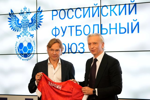 Valerij Karpin, rysk förbundskapten, till vänster, och ryska fotbollförbundets ordförande Alexander Djukov. Ryssland hotar att lämna Uefa för att runda avstängningen från internationell fotboll.