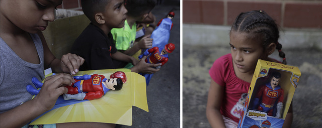 Barn med ”Super Bigote-figuren” som president Nicolas Maduro delat ut som julklapp