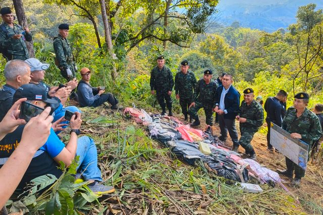 Den här bilden har Thailands myndigheter låtit distribuera efter narkotikaräden i norr.