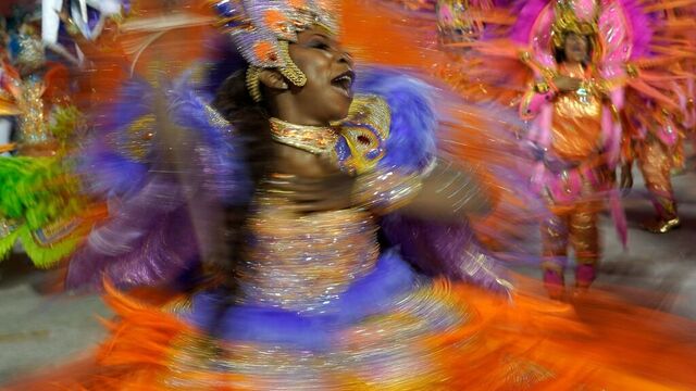 Starten av karnevalsfestlighetene i Rio de Janeiro og São Paulo utsettes til 21. april på grunn av de høye smittetallene i Brasil. Arkivfoto: Leo Correa / AP / NTB