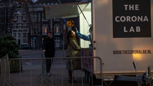 En kvinne tar en koronatest i sentrum av Amsterdam. Arkivfoto: AP / NTB