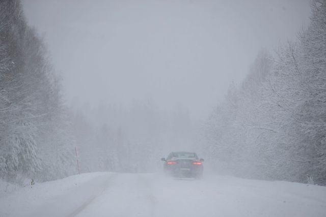 Ett omfattande lågtrycksområde väntas dra in över Svealand på tisdag, enligt SMHI.