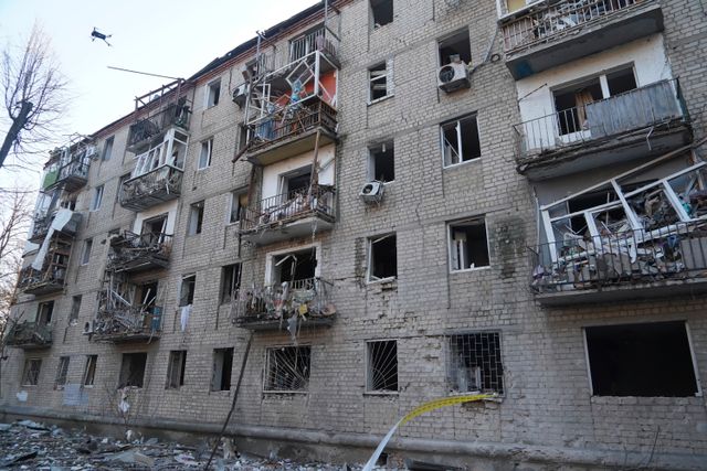 Ett skadat flerfamiljshus i Charkiv.