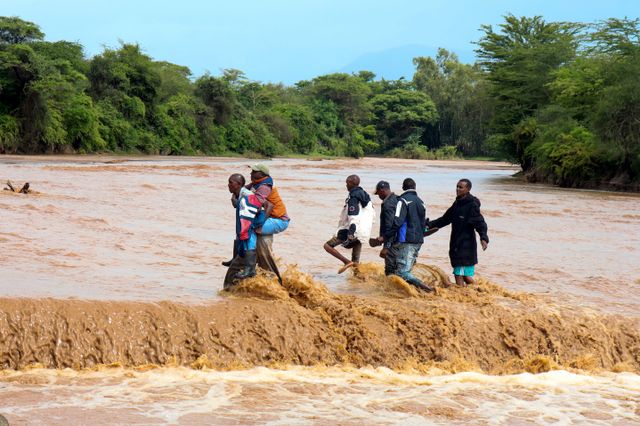 Massiva översvämningar i Kenya har gjort tiotusentals hemlösa och krävt minst 70 människoliv.