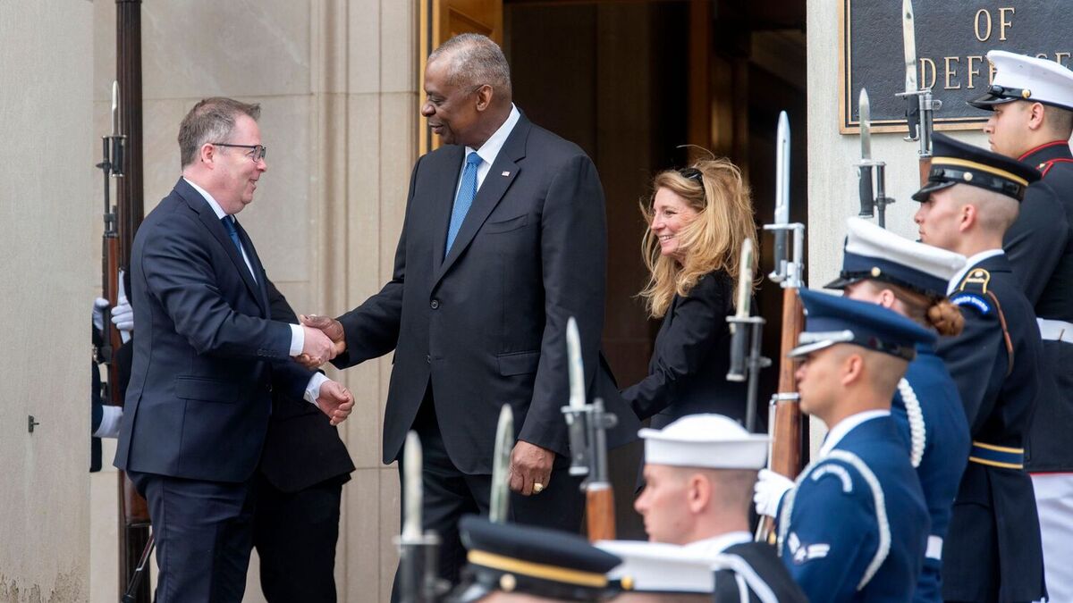 Forsvarsminister Bjørn Arild Gram (Sp) ble torsdag tatt imot i Pentagon av den amerikanske forsvarsministeren Lloyd Austin. Foto: Kevin Wolf / AP / NTB