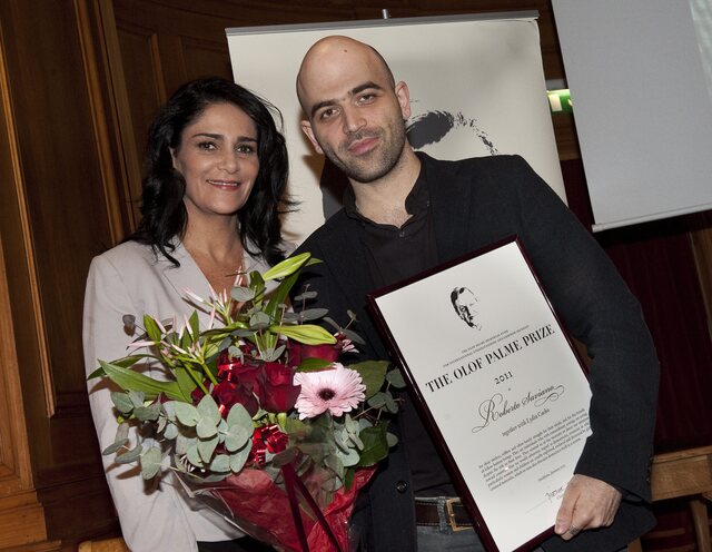 Författaren Robert Saviano tilldelades Olof Palmepriset 2011 med den mexikanska författaren Lydia Cacho.