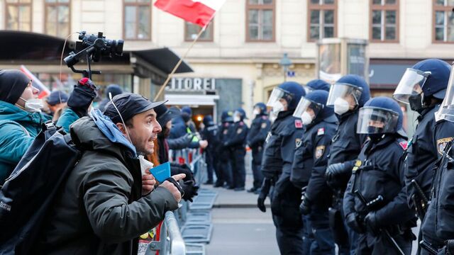En demonstrasjon mot koronavirustiltakene i Wien 8. januar i år. Foto: Lisa Leutner / AP / NTB