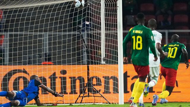 Kamerun slo Komorene i åttedelsfinalen i går, men seieren ble overskygget av dødsfallet og kaoset som oppsto på utsiden av stadionet.
