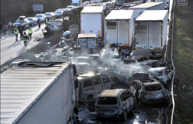 Många styrkor från räddningstjänsten arbetade med att släcka de brinnande bilarna