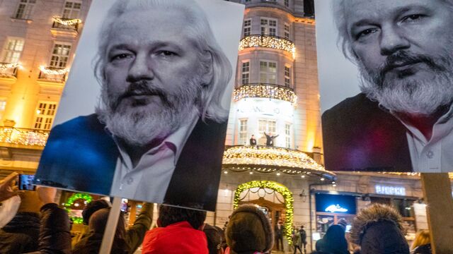 Julian Assange har støttespillere i mange land. De reagerer sterkt på at han kan bli utlevert til USA. Bildet viser plakater med bilder av Assange under fakkeltoget i Oslo i forbindelse med tildelingen av Nobels fredspris til Maria Ressa og Dmitrij Muratov. Foto: Terje Pedersen / NTB