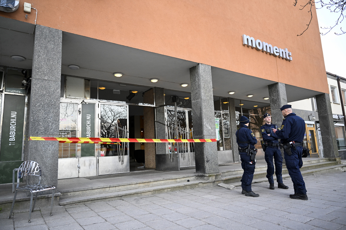 Politiet utenfor lokalene der arrangementet ble holdt i Stockholm. 