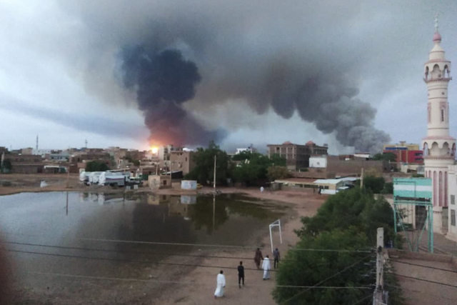 Rök syns i huvudstaden Khartum den 7 juni. 