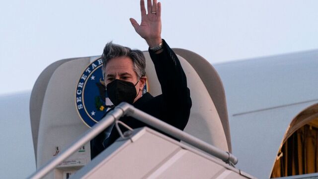 USAs utenriksminister Antony Blinken vinker idet han ankommer Boryspil internasjonale lufthavn i Ukraina.
Foto: Alex Brandon / AP Photo / NTB
