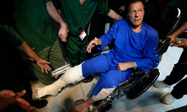 Imran Khan under presskonferensen på sjukhuset. 