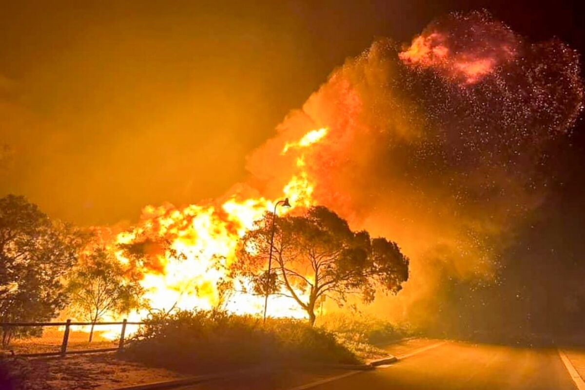 Bränder rasar norr om Pearth i västra Australien efter den senaste tidens värmebölja.