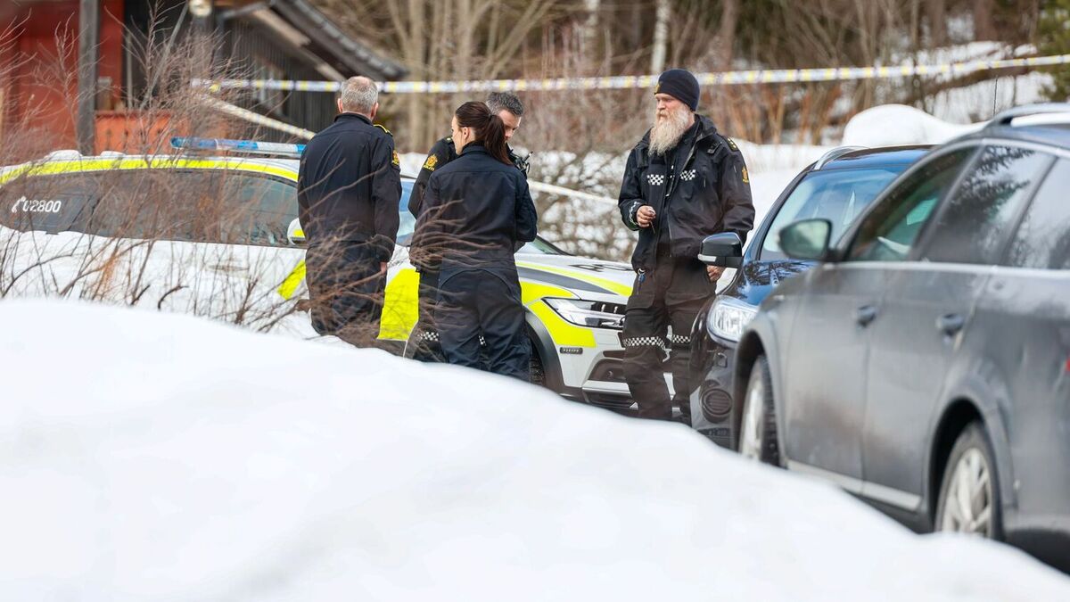 Politi utenfor huset der familien på fire ble funnet døde på Torpo i Ål kommune. Foto: Frederik Ringnes / NTB