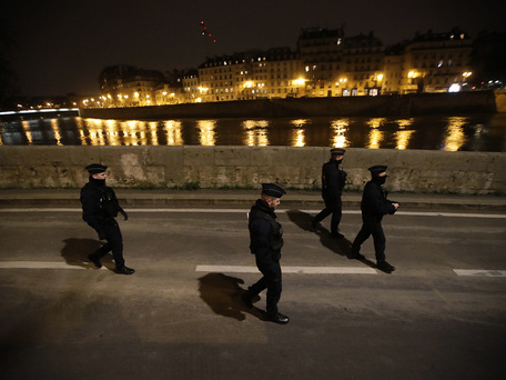 Politifolk patruljerer langs Seinen fredag kveld.