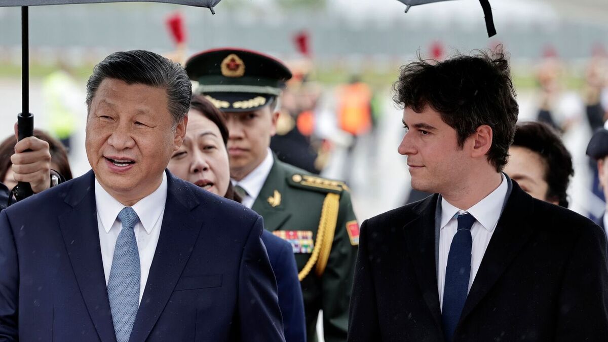 Kinas president Xi Jinping ble møtt av den franske statsministeren Gabriel Attal på Orly-flyplassen like sør for Paris søndag ettermiddag. Foto: Stephane de Sakutin / AP / NTB