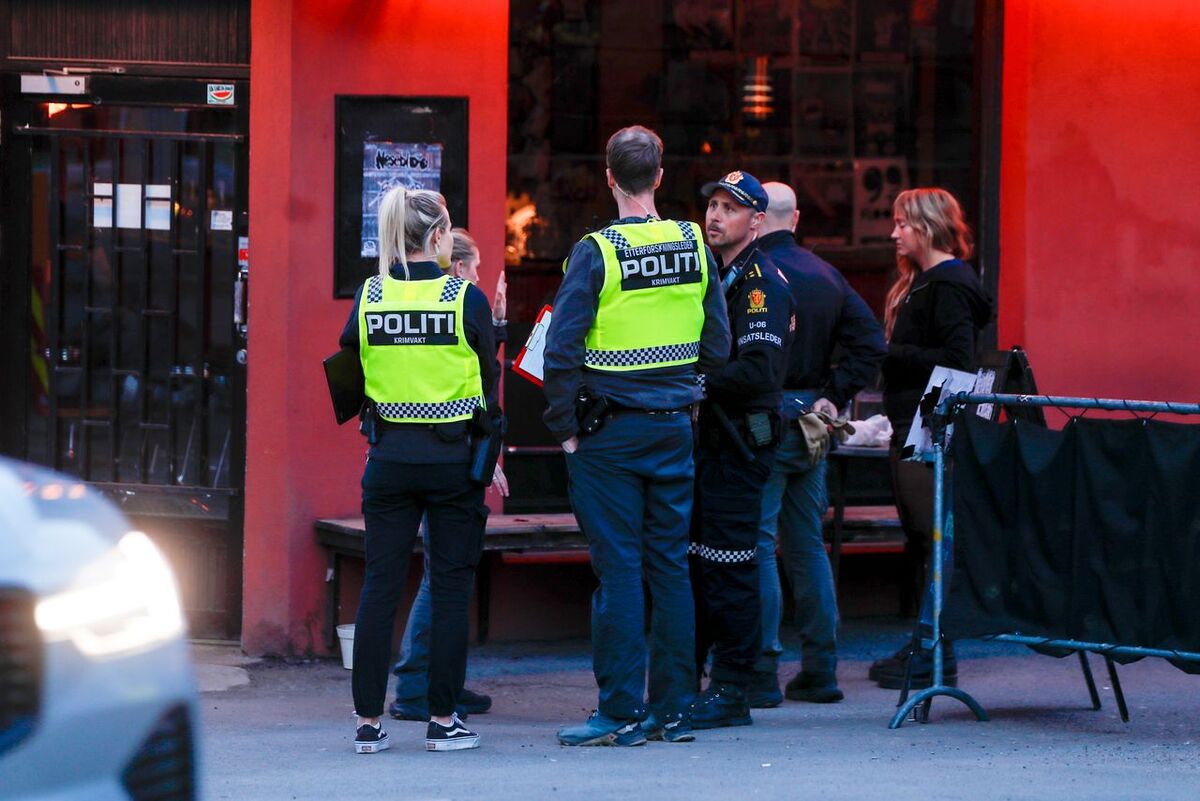 En mann er skadet etter å ha blitt utsatt for en voldshendelse med en skarp gjenstand i Møllergata i Oslo.