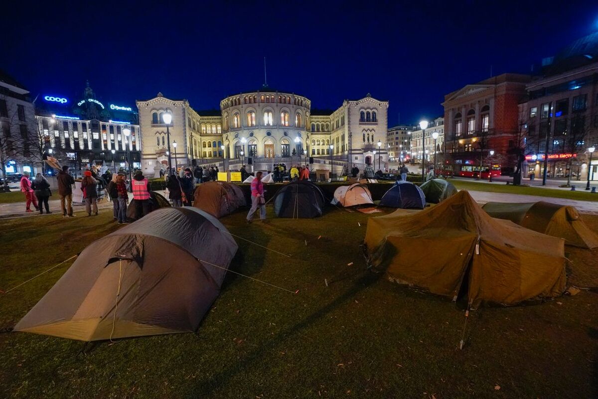 Bønder fra hele landet har slått opp telt utenfor Stortinget for å fortsette demonstrasjonene torsdag.