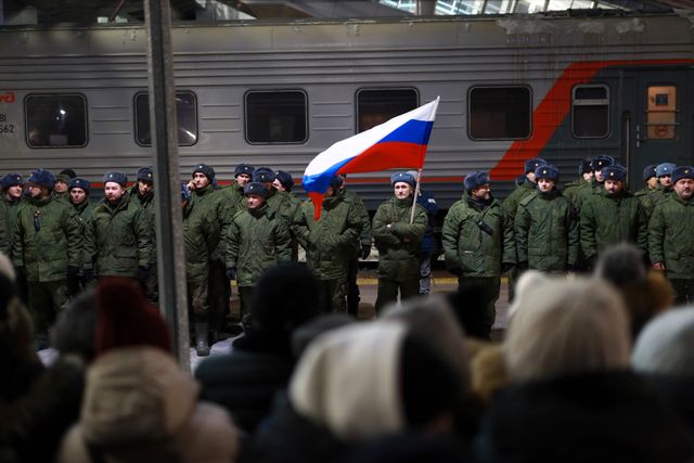 Ryska soldater står redo att lämna Ryssland för fronten i Ukraina. Bild tagen i Tiumen i december 2022.