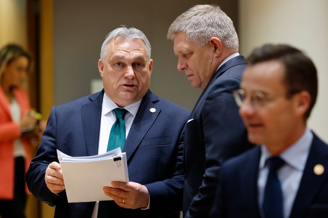 Ungerns premiärminister Viktor Orbán och Sveriges statsminister Ulf Kristersson i förgrunden. Arkivbild.