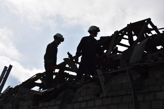 Ryssland har gått till storskaligt anfall mot stora delar av Ukraina. Här pågår ett räddningsarbete efter ett drönarnedslag i ett bostadsområde i Zaporizjzja på torsdagen. Arkivbild.