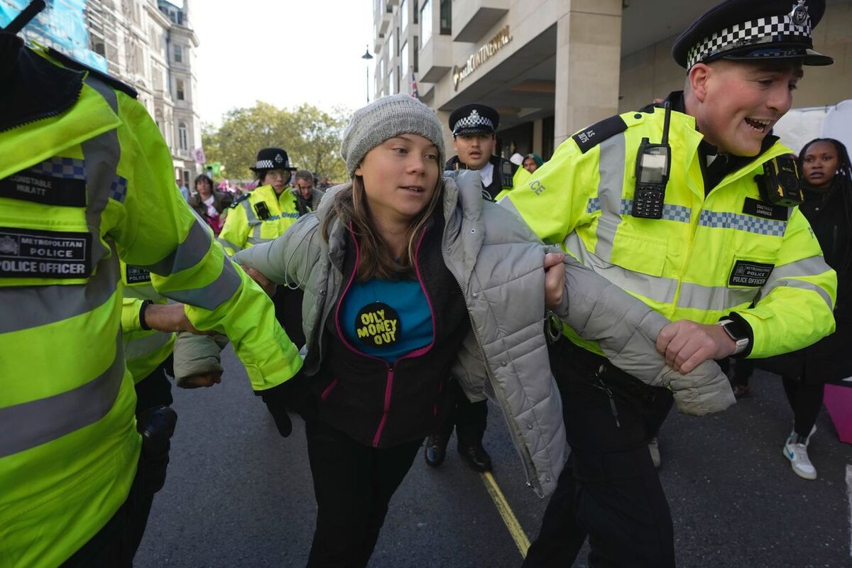 Greta Thunberg gripen av brittisk polis. 