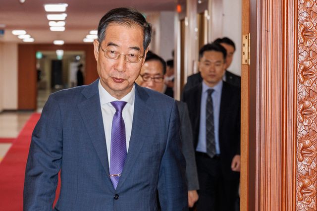 Han Duck-Soo i samband med ett kabinettsmöte i regeringsbyggnaden i Seoul på torsdagen.