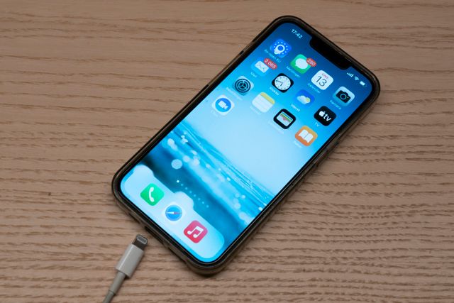 En Iphone 13 med lightningkontakten som nu ryker i kommande modeller från Apple