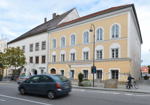 Fyra tyskar misstänks för brott efter att ha lagt rosor vid det hus i österrikiska Branau am Inn där Adolf Hitler föddes.