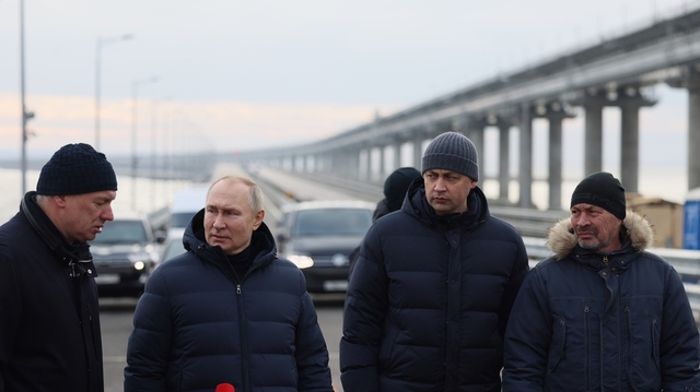 President Putin och Rysslands vice premiärminister Marat Khusnullin (längst till vänster) under måndagens besök på Krimbron.