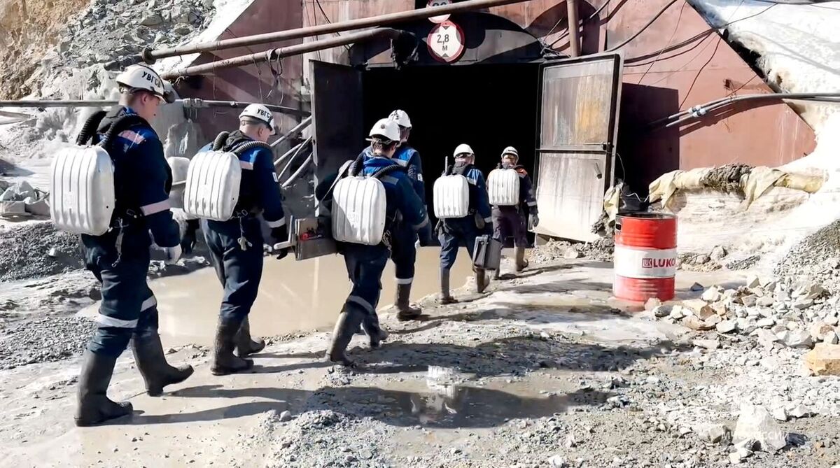 Et bilde fra en video viser det som omtales som en redningsaksjon ved gruven.