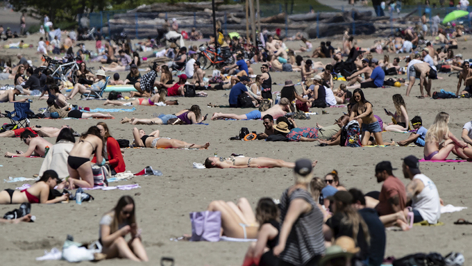 Koronaviruset lar seg ikke knekke av vanlig sommervarme, slår amerikanske og russiske forskere fast. Faren for smittespredning øker derimot når mange samles utendørs for å nyte solen, som her på Kitsilano-stranden Vancouver i Canada i forrige uke.