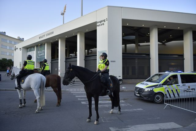 Polis på plats utanför Bislett-stadion i Oslo.