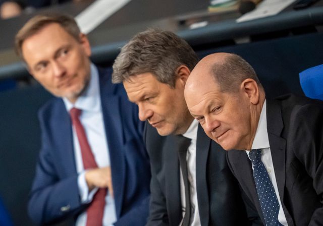 Tysklands finansminister Christian Lindner (FDP), längst till vänster, klimat- och näringsminister Robert Habeck (De gröna) i mitten och förbundskansler Olaf Scholz (SPD) till höger under en presskonferens i onsdags när de presenterade en lösning på på budgetkrisen. Arkivbild.