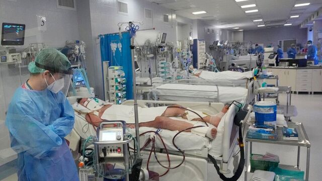 Helsepersonell tar seg av pasienter med covid-19 på et sykehus i Warszawa. Leger advarer mot en ny kraftig bølge med omikron-smittede som truer med å overbelaste helsevesenet i Polen. Foto: Czarek Sokolowski / AP / NTB