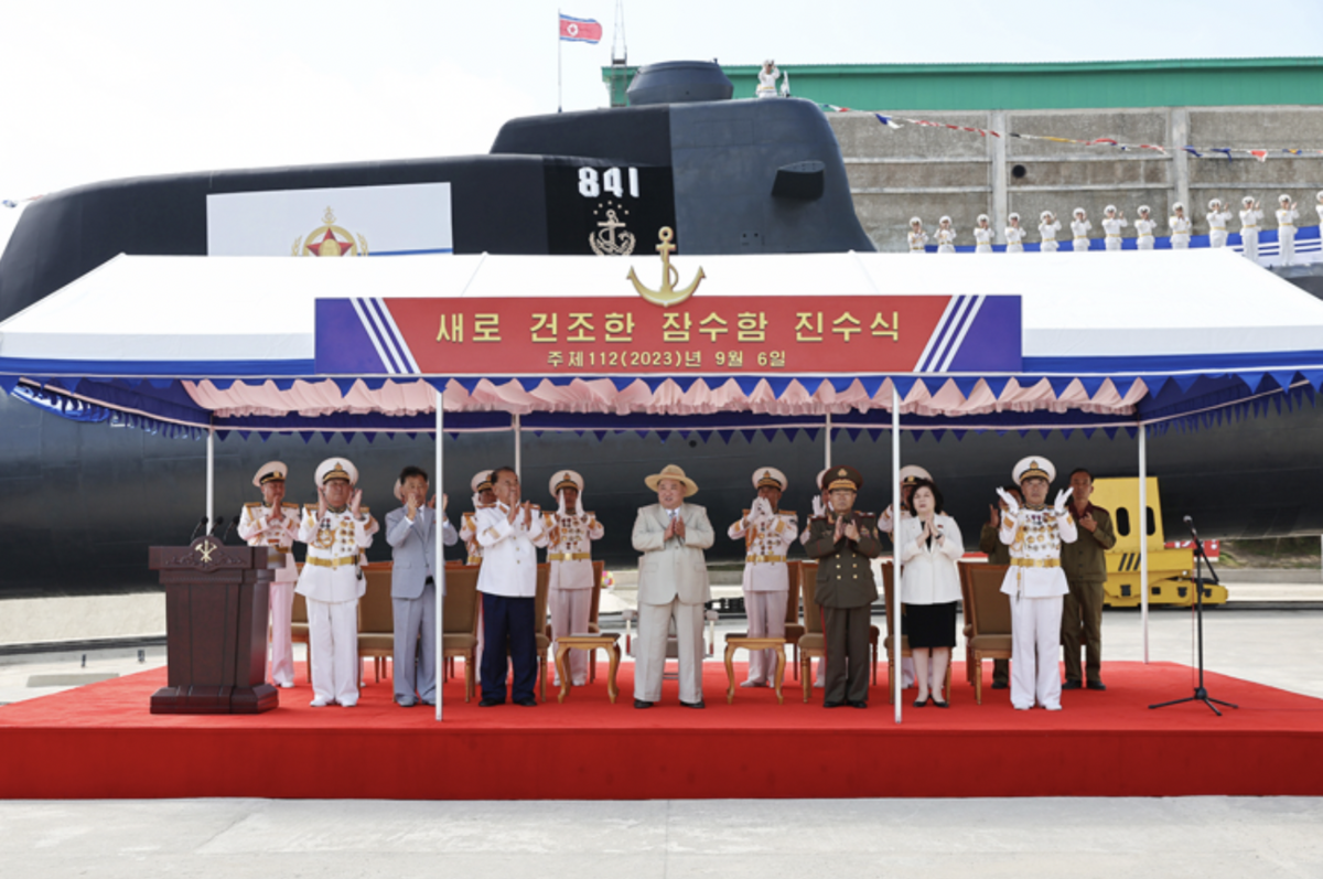Nordkoreas diktator Kim Jong-Un visar upp sin nya ubåt