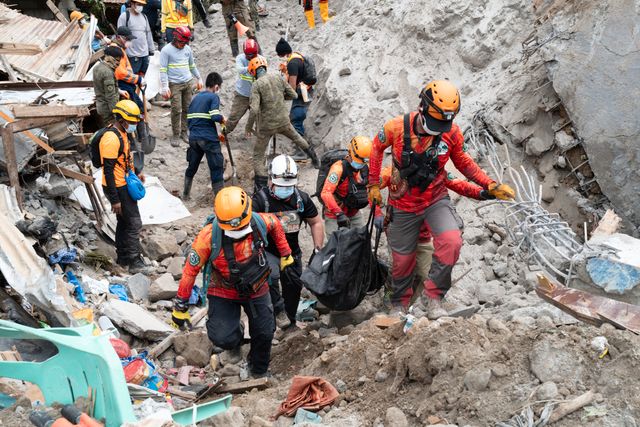 Hjälparbetare vid platsen för jordskredet som inträffade i tisdags i södra Filippinerna.