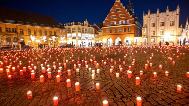 Omtrent 1.500 lys ble tent i Greifswald, Tyskland, til minne om dem som har dødd under pandemien. Foto: Stefan Sauer / dpa via AP / NTB