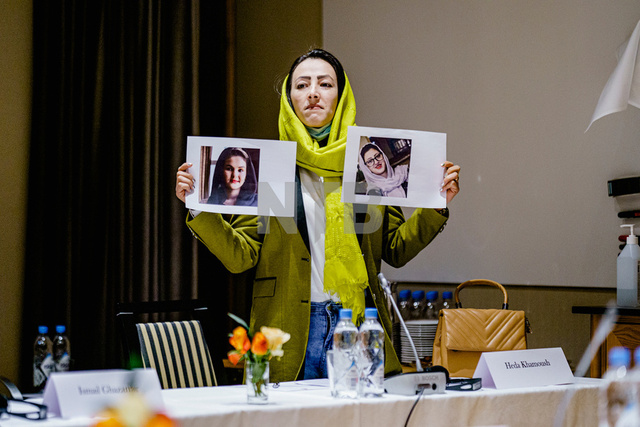 Hoda Khamosh protesterte mot overgrep og bortføring av kvinner i Afghanistan da forhandlingene startet mandag.  