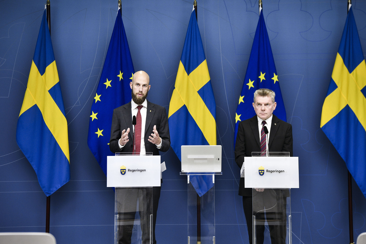 Ministern för civilt försvar Carl-Oskar Bohlin och Magnus Hjort, MPF, under pressträffen. 